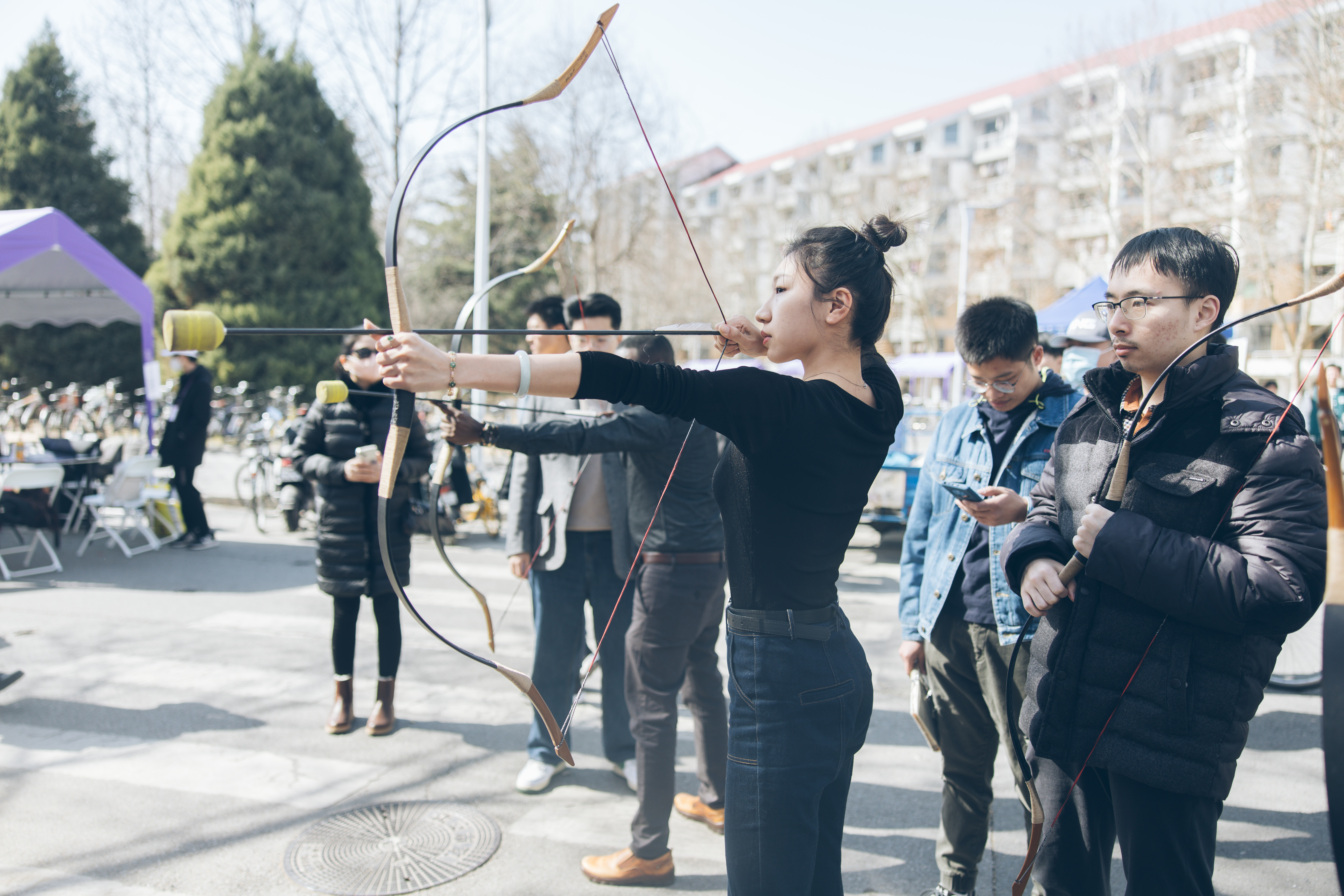 20230302-“百团大战”-高云程-学生礼射研习会的同学为观众作现场指导.jpg