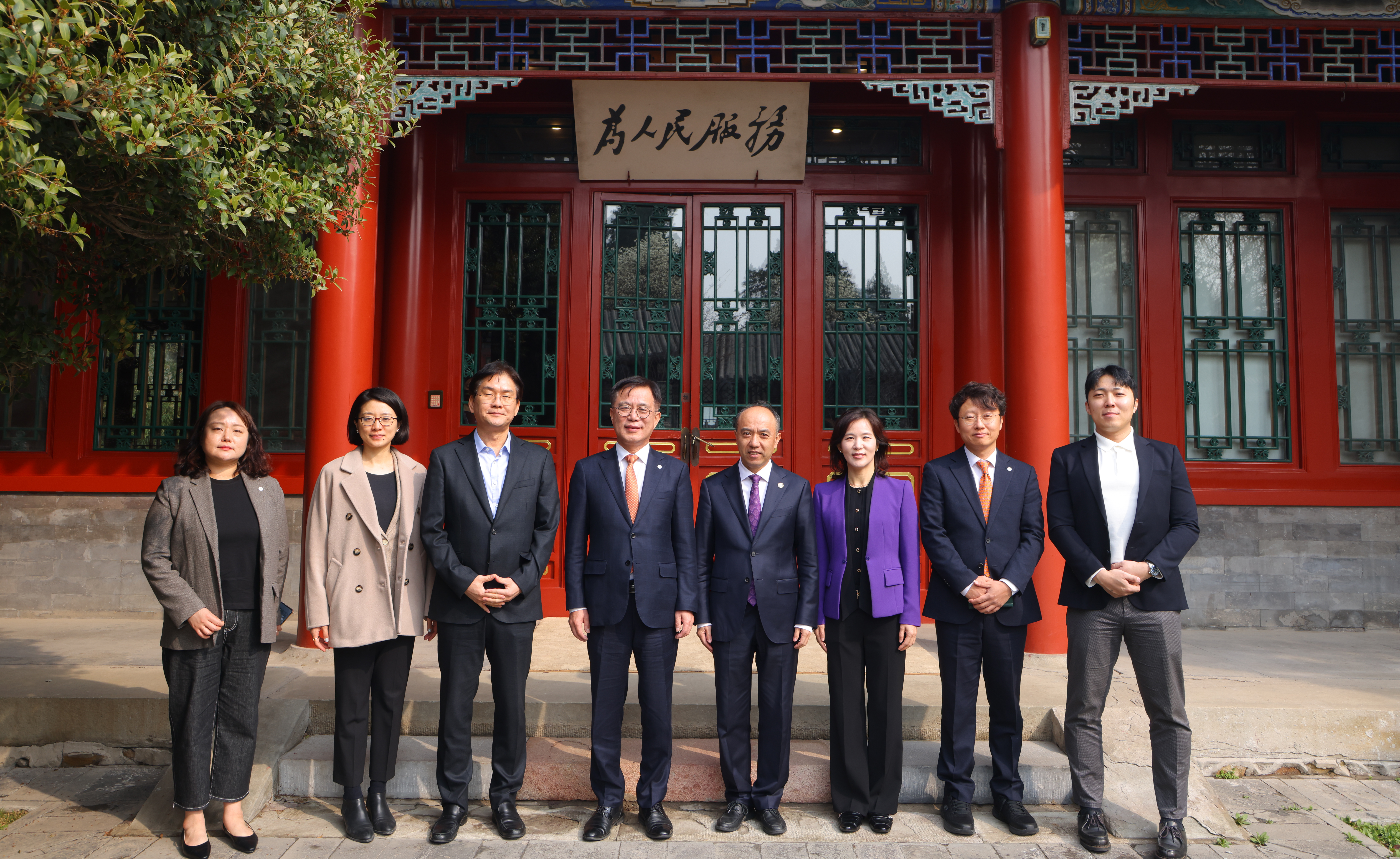 20240325-副校长王宏伟会见韩国成均馆大学副校长刘址范-与会人员合影-赵青松.JPG